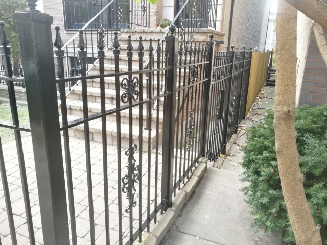 2017.10.30._Wicker_Par_railings_fence_stairs_rust_removal - Windy-Painters-.-Chicago-painter.-Wrought-iron-fence.-Railings.-Steps.-Rust-removal-and-refinishing.-Wicker-Park.-Bucktown-West-Town-10.jpg