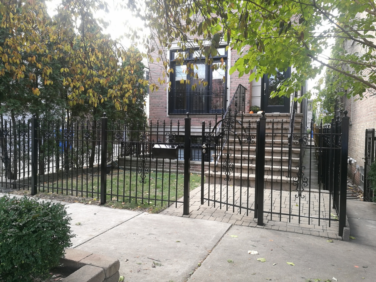 2017.10.30._Wicker_Par_railings_fence_stairs_rust_removal - Windy-Painters-.-Chicago-painter.-Wrought-iron-fence.-Railings.-Steps.-Rust-removal-and-refinishing.-Wicker-Park.-Bucktown-West-Town-12.jpg