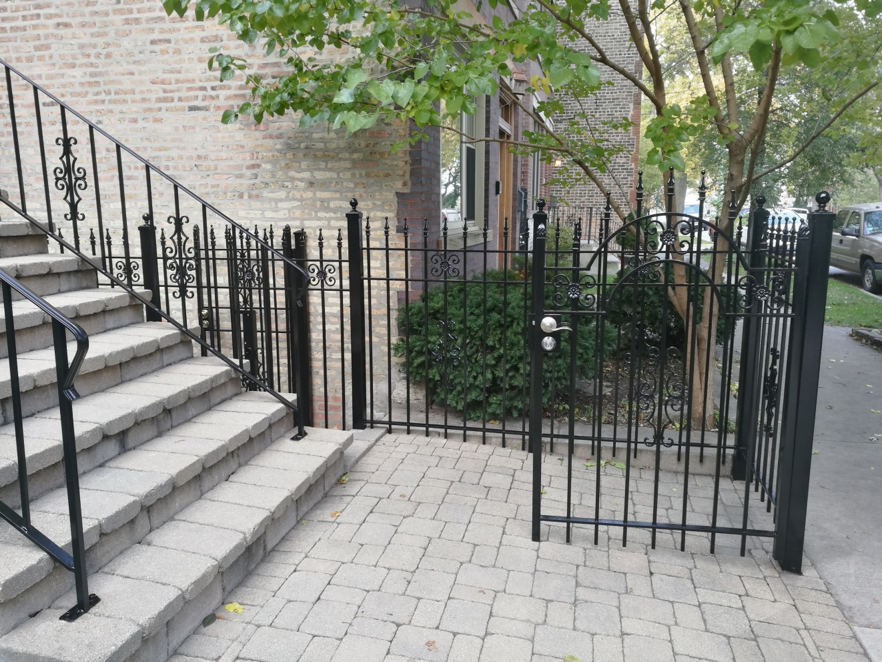 2017.10.30._Wicker_Par_railings_fence_stairs_rust_removal - Windy-Painters-.-Chicago-painter.-Wrought-iron-fence.-Railings.-Steps.-Rust-removal-and-refinishing.-Wicker-Park.-Bucktown-West-Town-4.jpg