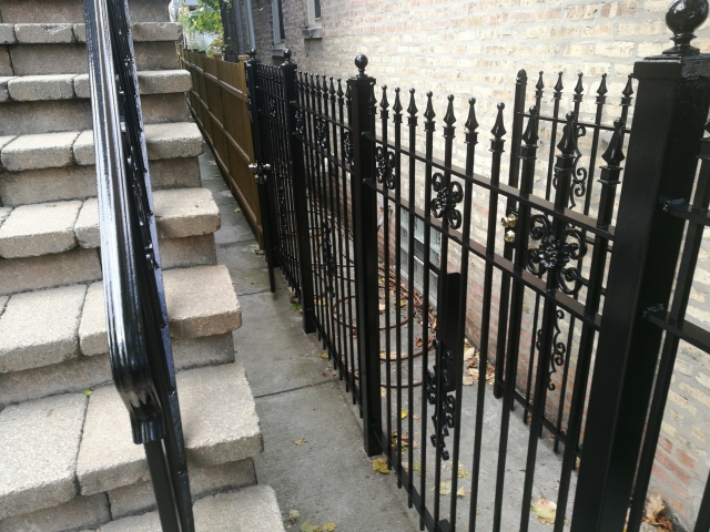 2017.10.30._Wicker_Par_railings_fence_stairs_rust_removal - Windy-Painters-.-Chicago-painter.-Wrought-iron-fence.-Railings.-Steps.-Rust-removal-and-refinishing.-Wicker-Park.-Bucktown-West-Town-5.jpg