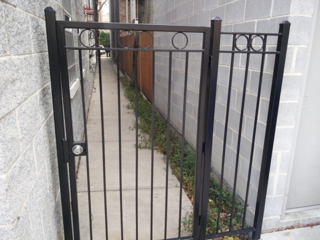2017.12.11_Lincoln_Park_balcony_fence_stairs_metal_refinishing - Painter_Chicago-_-Fence-handrails-balcony-stairs-metal-refinishing.-Lincoln-Park-rust-removal-1.jpg